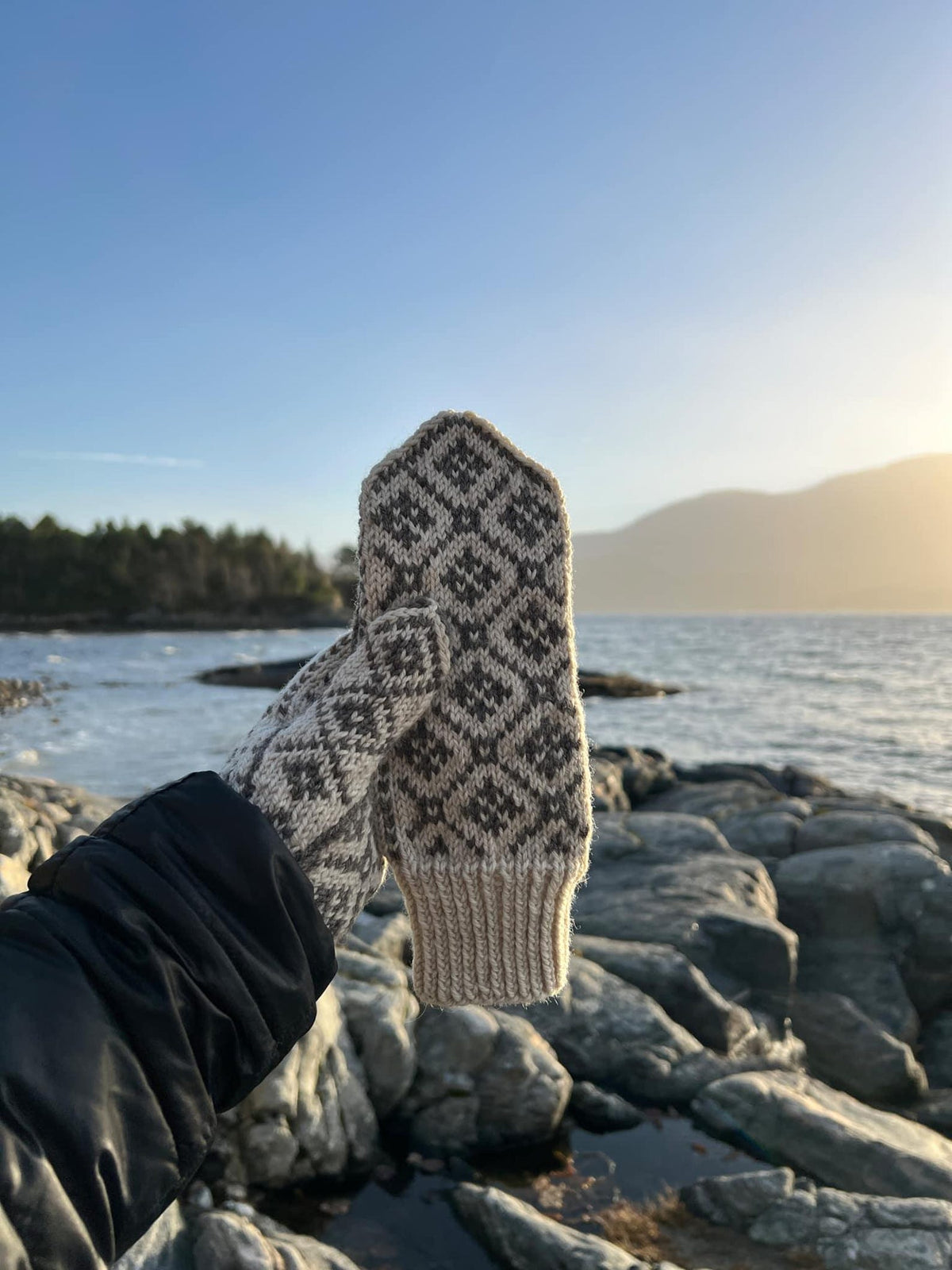 Cozy Snow Mittens Knitting Pattern