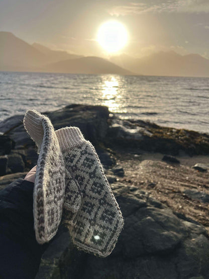 Cozy Snow Mittens Knitting Pattern