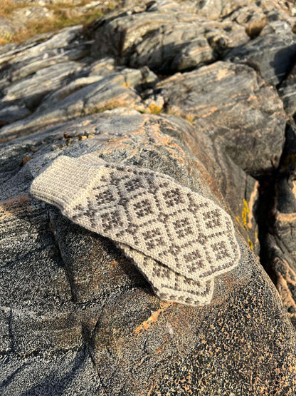 Cozy Snow Mittens Knitting Pattern
