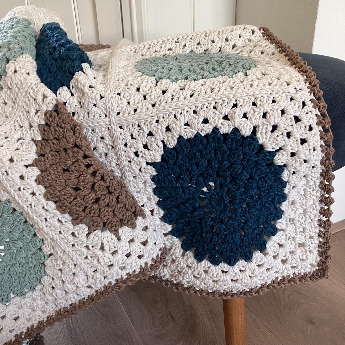 cozy granny square blanket Crochet Pattern